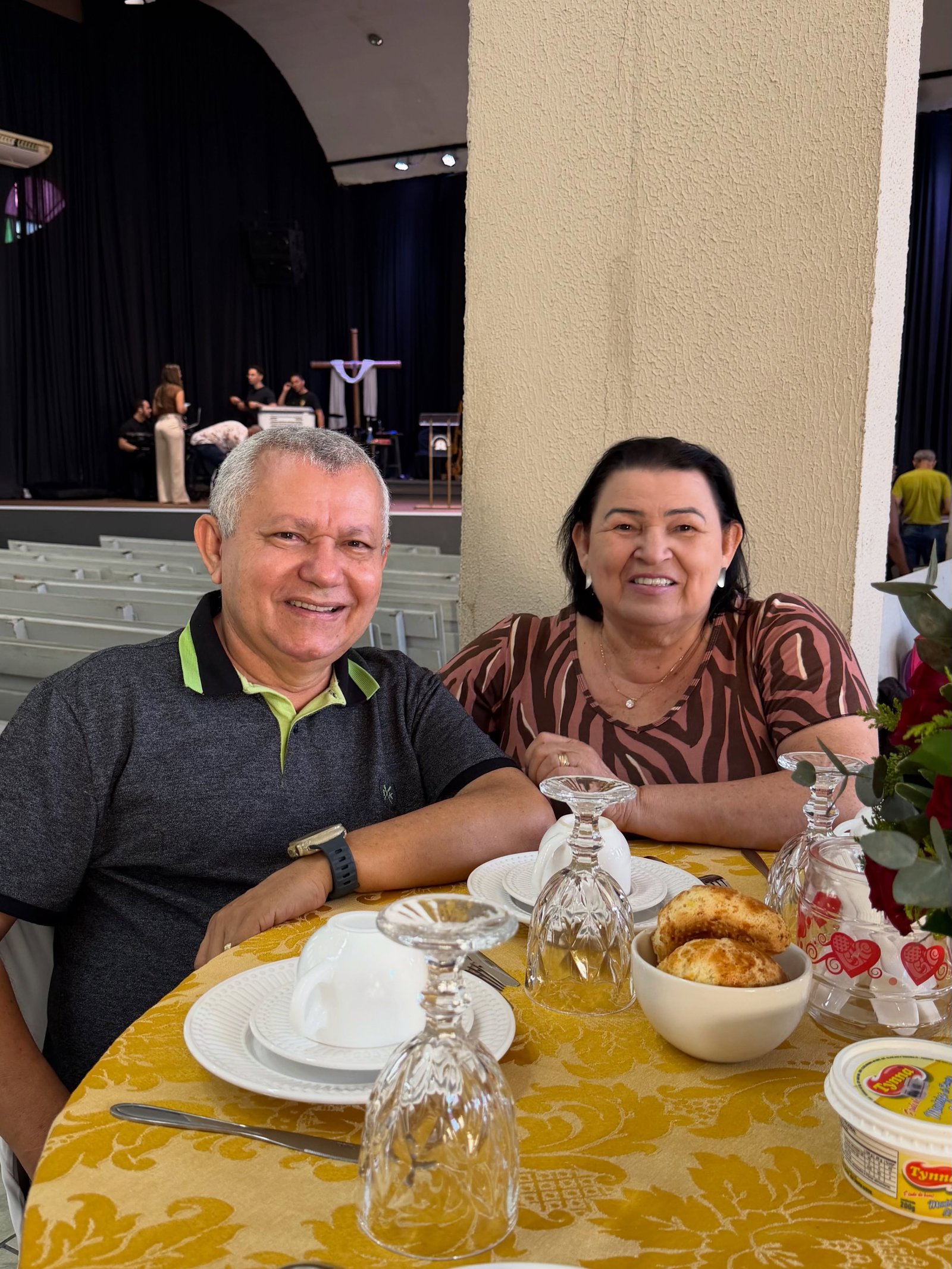 Casal da comunidade em confraternização